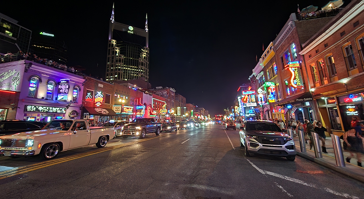 Crowds dancing on the floor in a Nashville Broadway bar